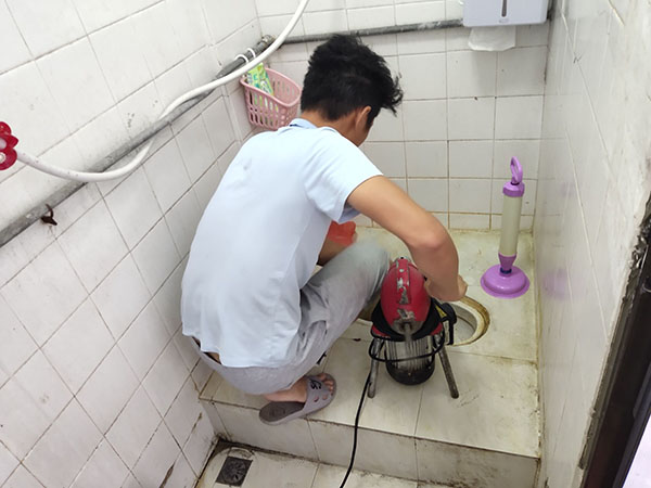 渭源管道堵塞冒臭气 专业师傅现场解决问题